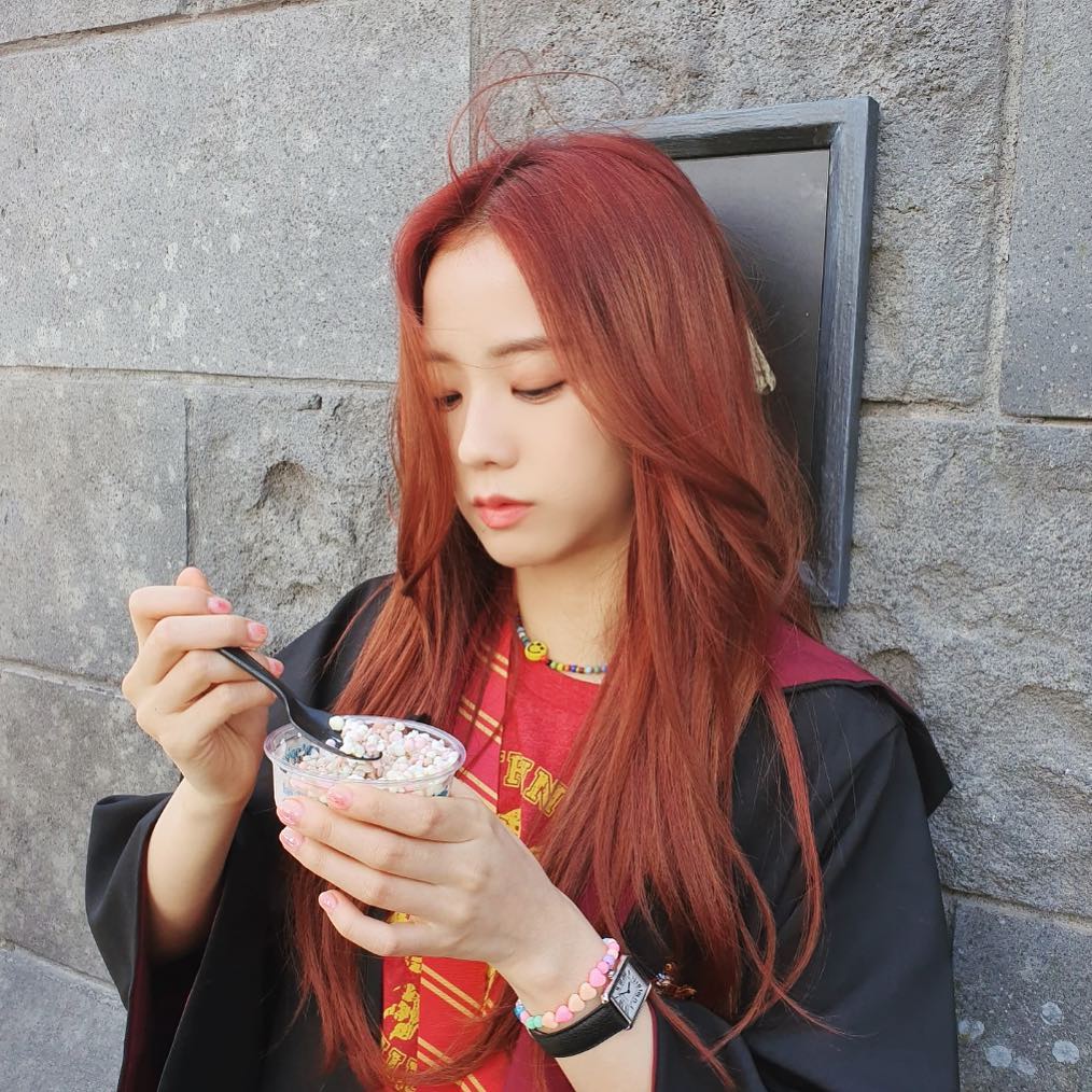 BLACKPINK Jisoo in red hair color